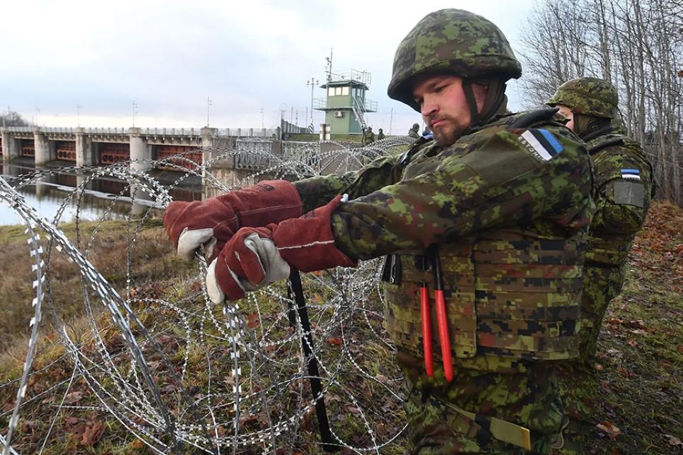 Колючий дріт на березі Нарви