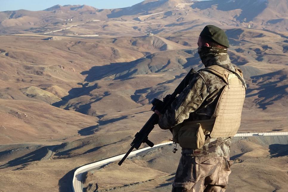 Прикордонна стіна з колючим дротом у Туреччині