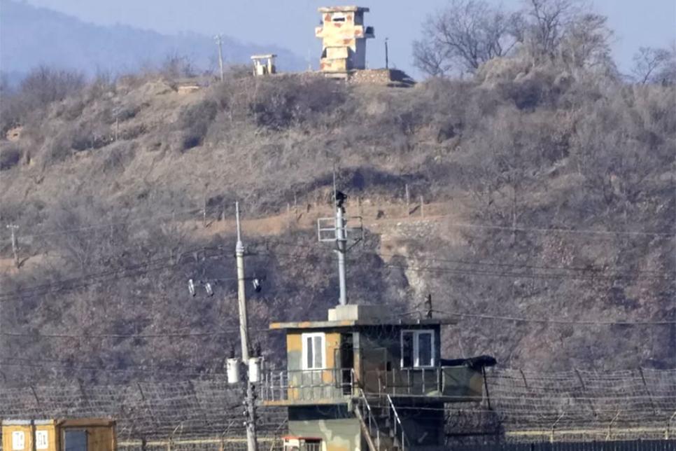 Граница Северной и Южной Кореи с колючей проволокой