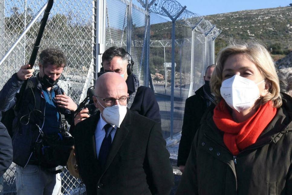 Забор и колючая проволока на острове Самос в Греции