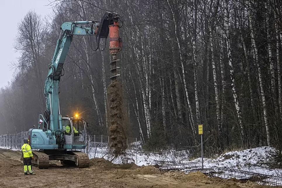 Новая стена с колючей проволокой между Польшей и Беларусью