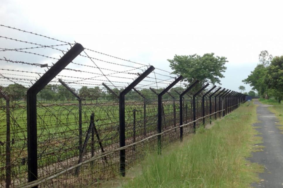 Колючий дріт між Бангладеш та Індією.