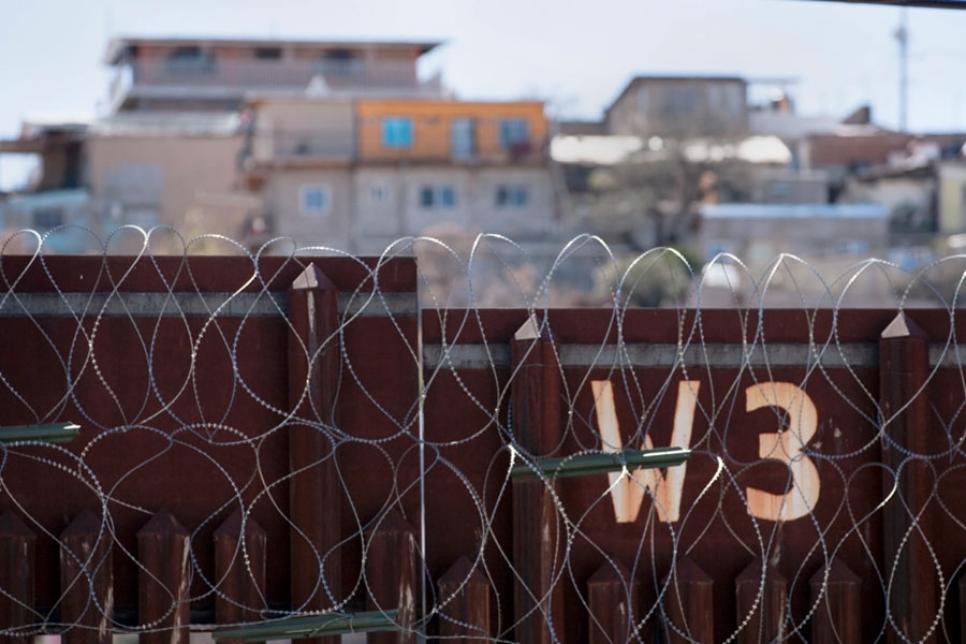 Стена и колючая проволока в Ногалесе