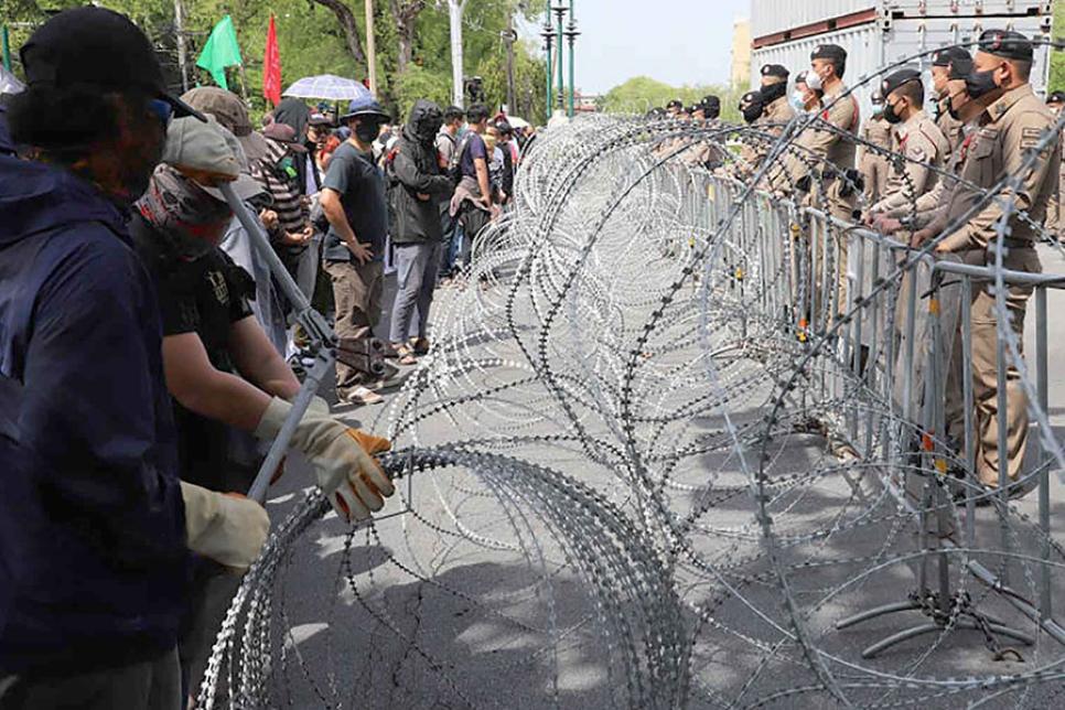 Пірамідальне загородження з колючого дроту Єгоза