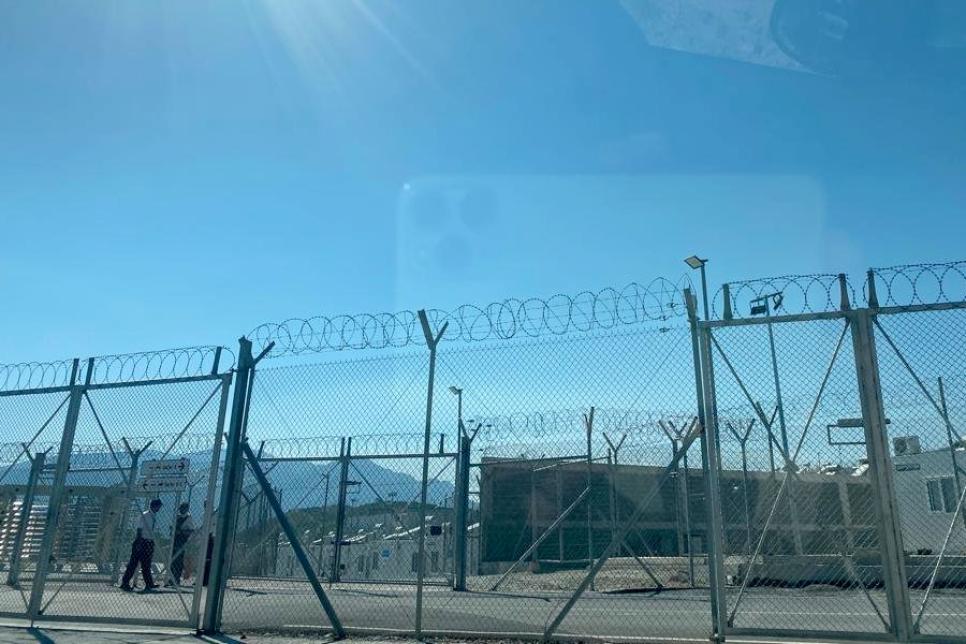 Табір на острові Самос оточує паркан та колючий дріт.