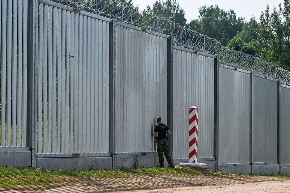 Стіна та колючий дріт на польському кордоні