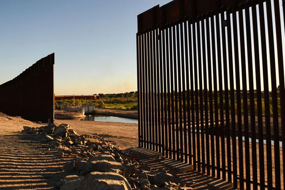 Стіна Трампа продовжує будуватися