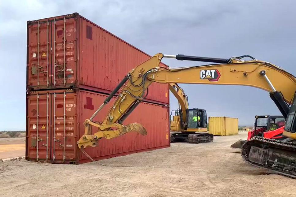 Колючая проволока и транспортные контейнеры