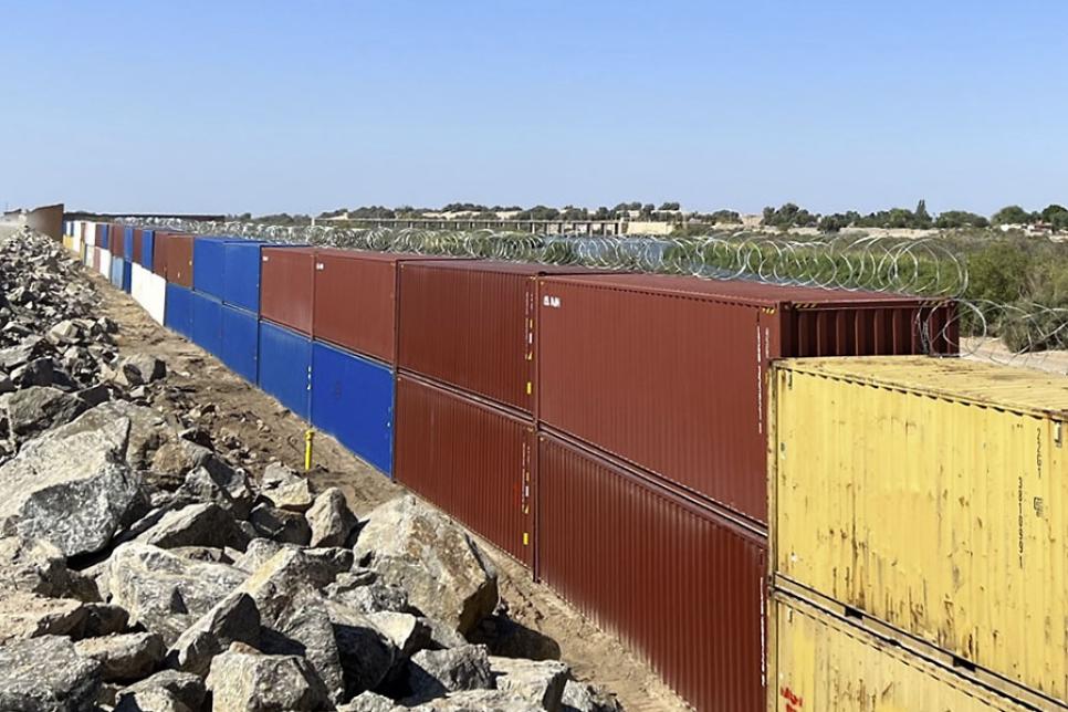 Колючая проволока на контейнерах в Юме