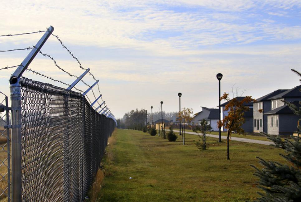 Колючая проволока в Хэмптон-Виллидж