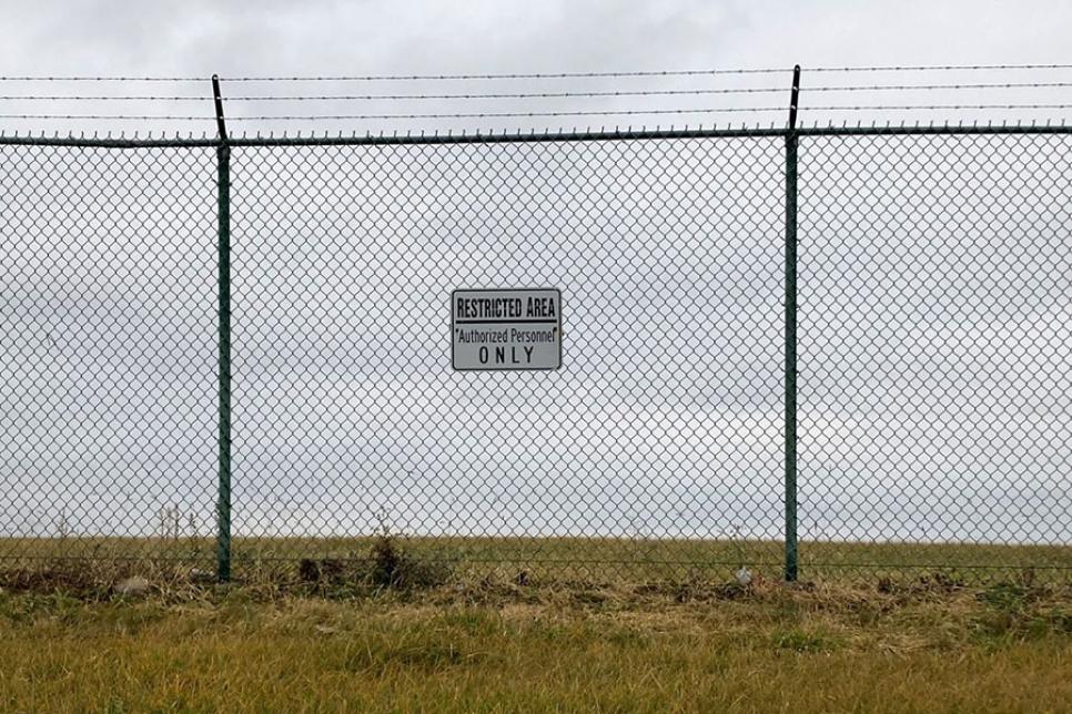 Колючий дріт в аеропорту