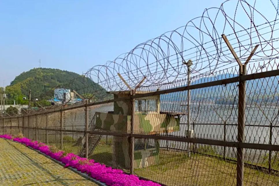 Колючий дріт в ДМЗ