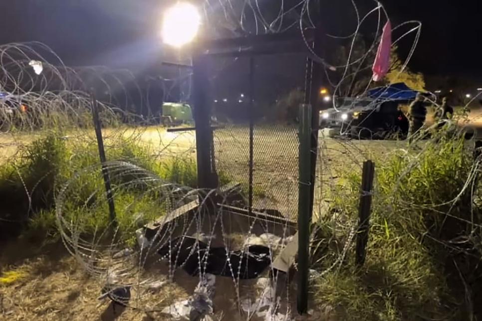 Новий паркан з колючого дроту в Браунсвіллі