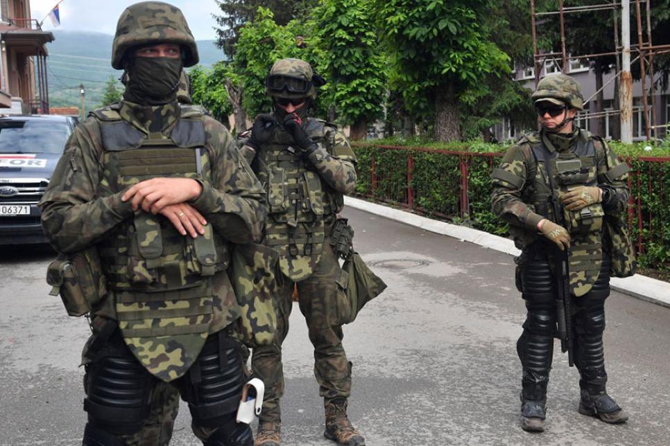 Війська КФОР охороняють офіс мера у Косові