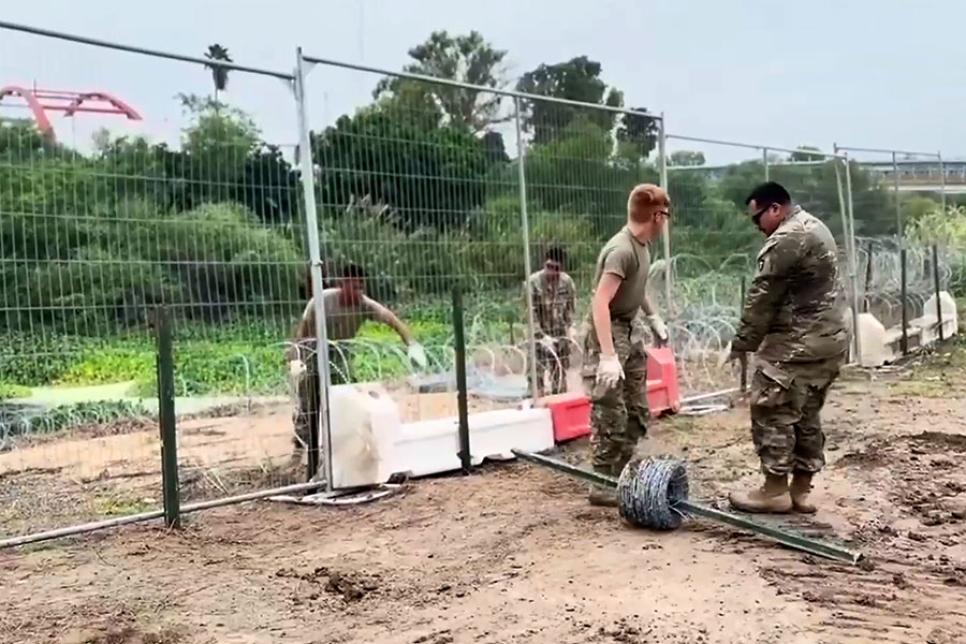 В Техасе устанавливают новые заборы с колючей проволокой