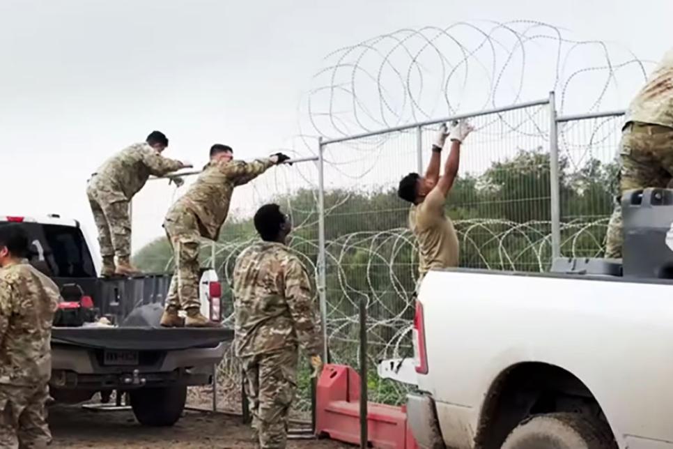 Паркани з колючим дротом