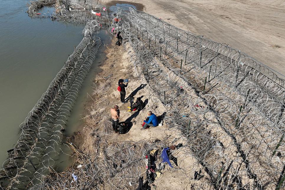 Установка колючого дроту в Техасі продовжиться