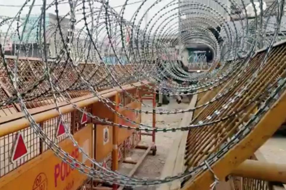 Протест фермерів – барикади, колючий дріт