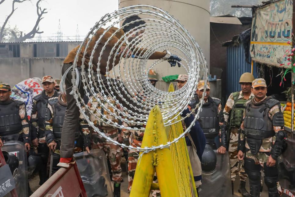 Колючий дріт, бетонні блоки та траншеї в Делі