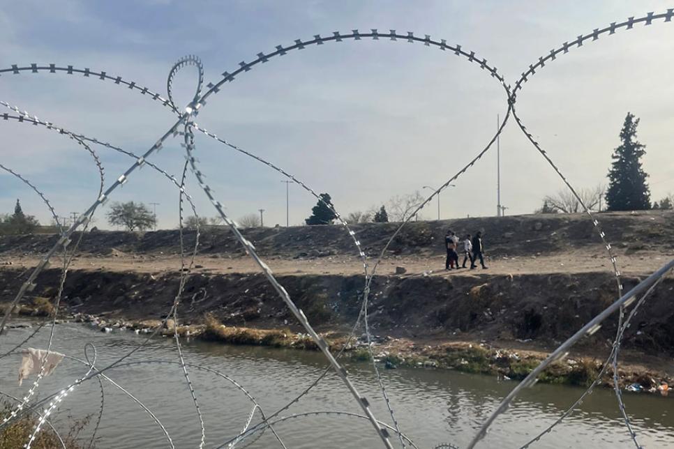 Техас снимает колючую проволоку на границе