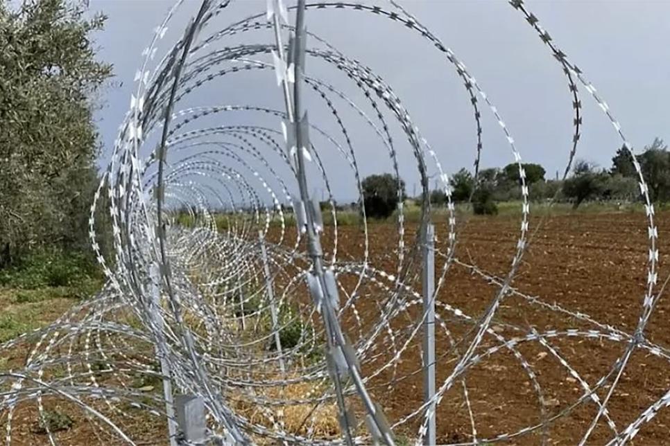 Паркан із колючого дроту