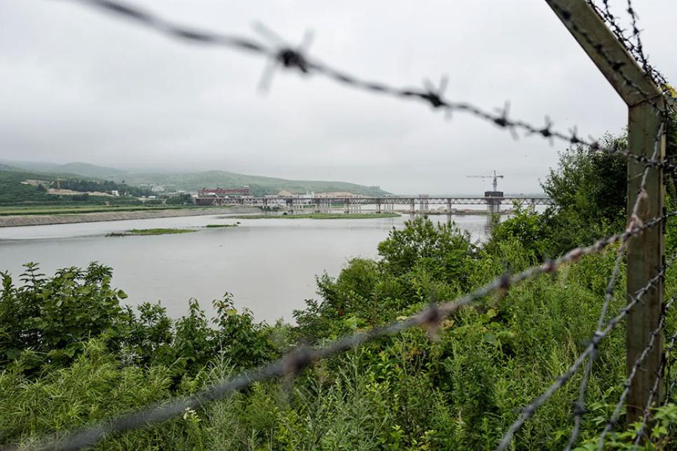 Наводнения уничтожили колючую проволоку