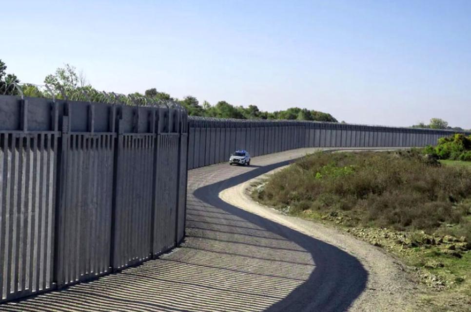 Туреччина збудує стіну з колючого дроту