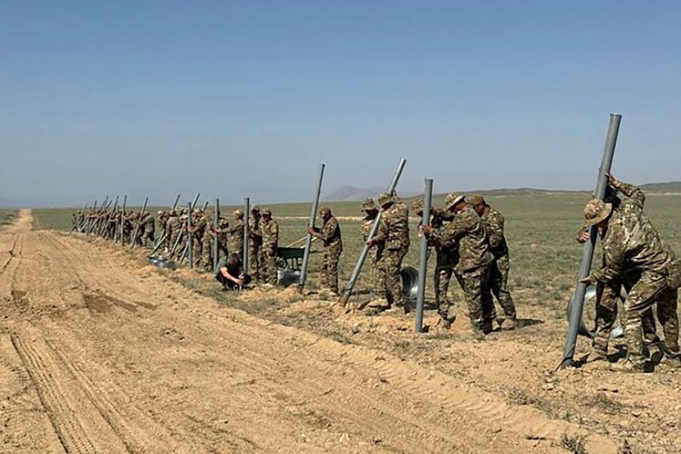 Киргизстан розпочав встановлення колючого дроту.