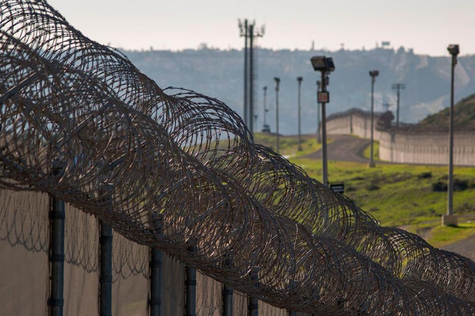 Паркани та колючий дріт в світі