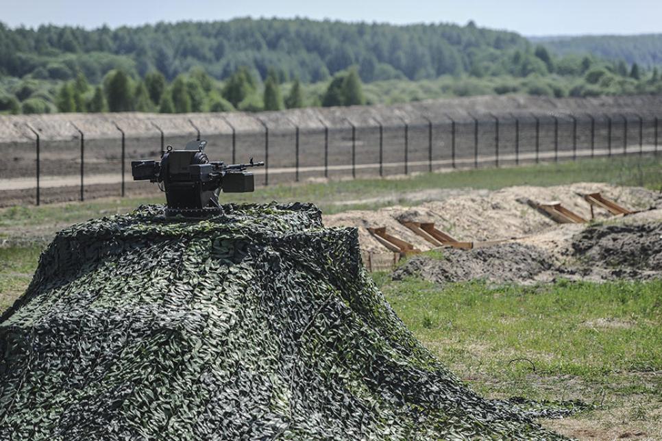 Колючий дріт та паркан на кордоні з Росією в рамках проекту Стіна